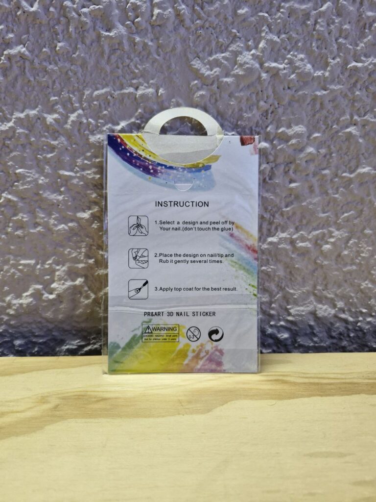 Fotografía de parte trasera de Adhesivos para uñas modelo Gemas y Minerales Precio: $10 MXN por cada hoja Material: Plástico Formato: Plantilla con 40 estampas aproximadamente Dimensiones de paquete: Ancho 8.3 cm., Alto 13 cm. Categoría: Nuevo