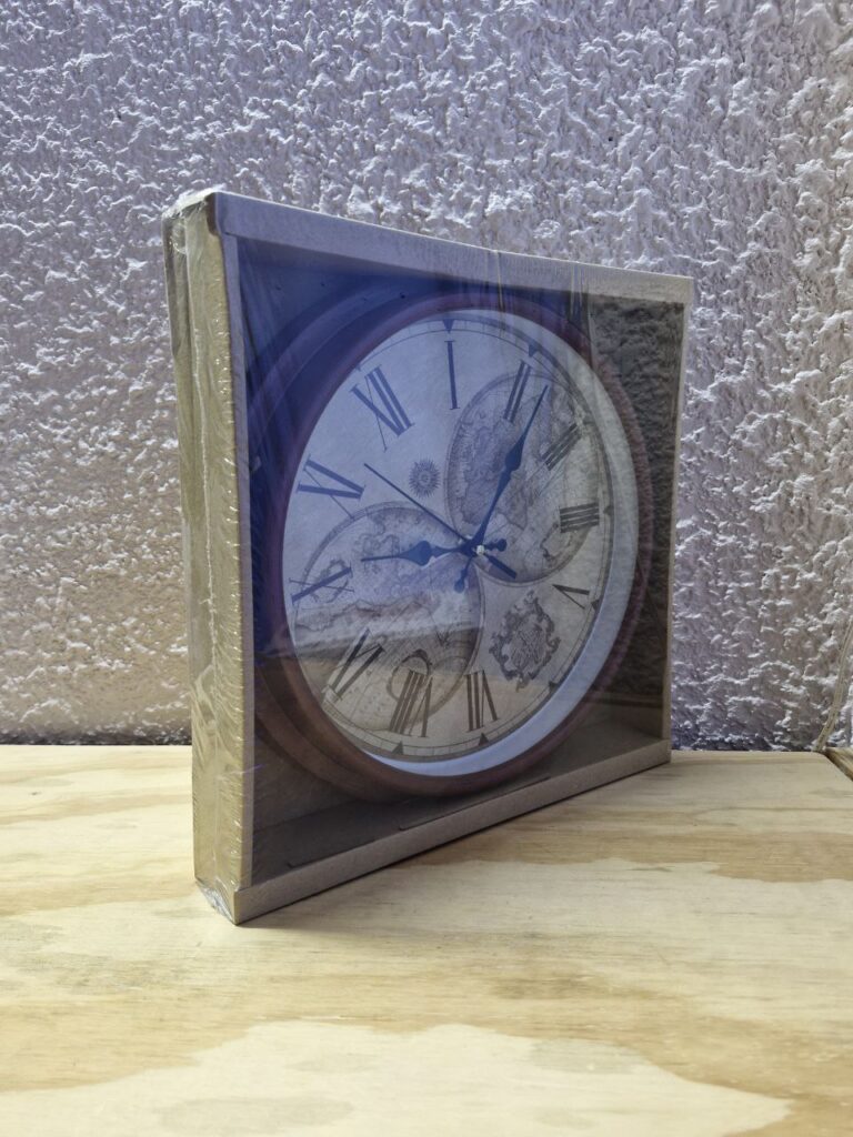 Fotografía de frente de reloj para pared de mapamundi en su caja. Precio: $240 MXN Dimensiones aproximadas: Diámetro 28 cm., Fondo 4.5 cm. Color: Marrón Materiales: Plástico y cristal Funciona con una pila AA de 1.5 Vcc Categoría: Nuevo