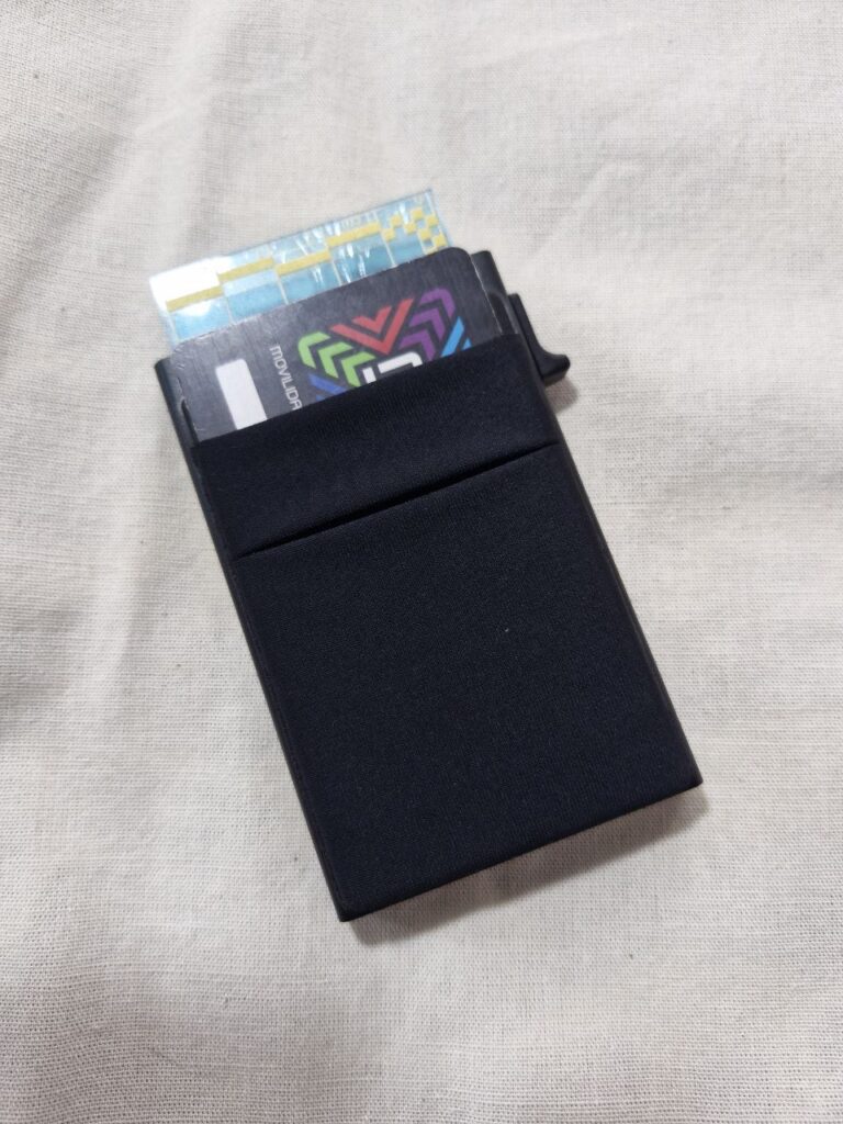 Fotografía de detrás de tarjetero hipsométrico. Precio: $250 MXN Marca: Dino Tools Dimensiones aproximadas: Ancho 6 cm., Alto 9 cm, Fondo 0.5 cm. Colores disponibles: Negro y Plateado Materiales: Aluminio Categoría: Nuevo