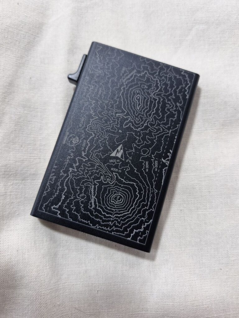 Fotografía de frente de tarjetero hipsométrico. Precio: $250 MXN Marca: Dino Tools Dimensiones aproximadas: Ancho 6 cm., Alto 9 cm, Fondo 0.5 cm. Colores disponibles: Negro y Plateado Materiales: Aluminio Categoría: Nuevo