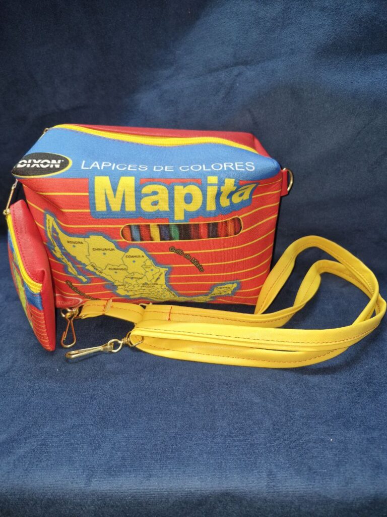 Fotografía de frente de combo de bolso de colores con mapa, su monedero y correa. Precio: $200 MXN Dimensiones de bolso: Correa: 80 cm.; Bolso: 23 x 9 x 15 cm. Dimensiones de monedero: 11 x 10 cm. Material: Sintético Color de base: Rojo para bolso y amarillo para correa Cierre de cremallera Forro: Negro Categoría: Nuevo