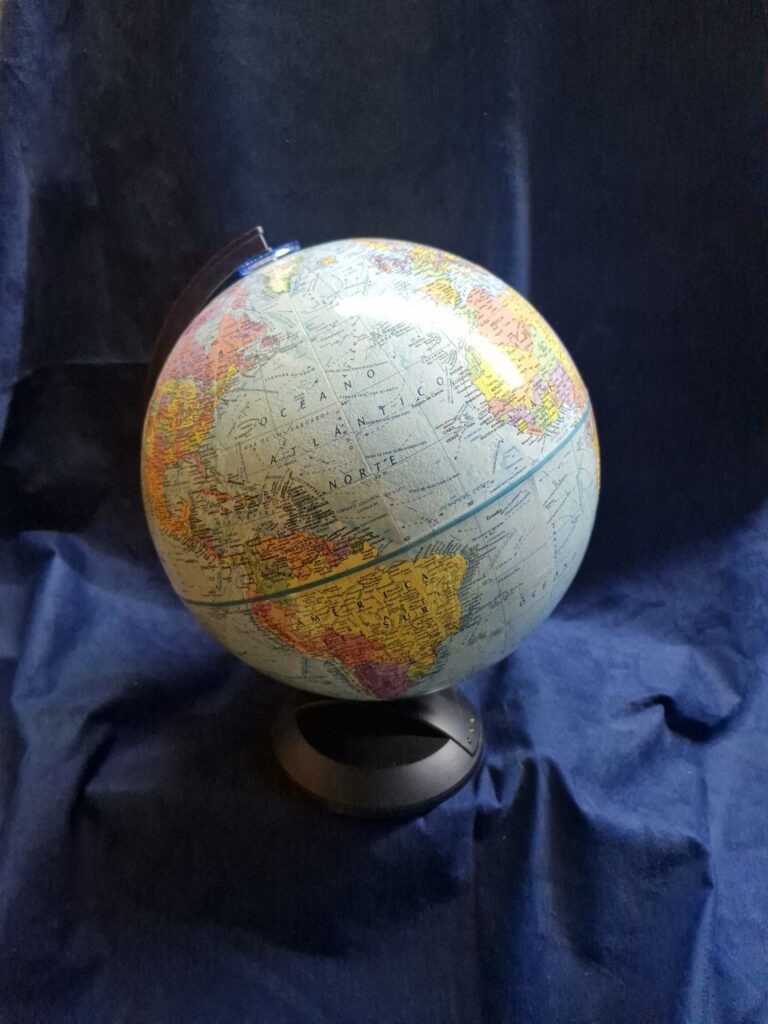 Fotografía de globo terráqueo con división política. Precio: $950 MXN Diámetro: 30 centímetros Altura total: 40 centímetros Escala: 1 a 41,849,600 Color: Celeste y colores varios. Material: Cuerpo: Cartón; Base y Meridiano: Plástico Idioma: Español Categoría: Nuevo