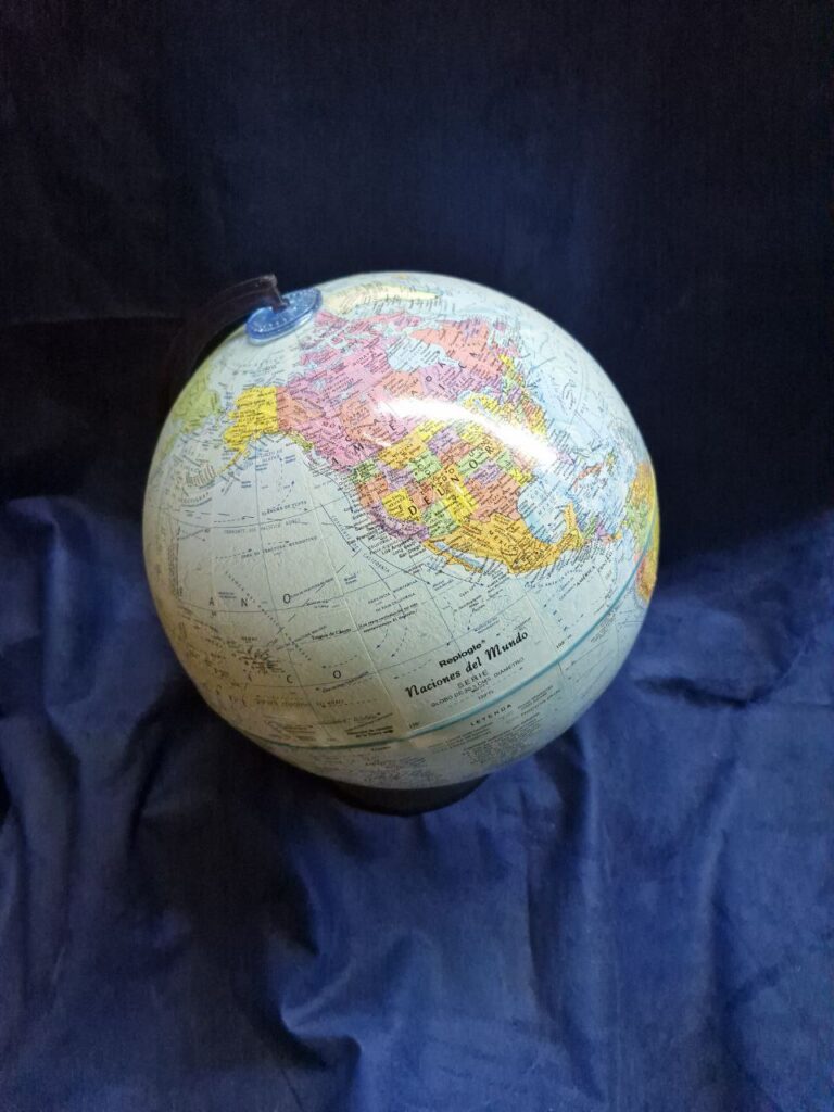 Fotografía de globo terráqueo con división política. Precio: $950 MXN Diámetro: 30 centímetros Altura total: 40 centímetros Escala: 1 a 41,849,600 Color: Celeste y colores varios. Material: Cuerpo: Cartón; Base y Meridiano: Plástico Idioma: Español Categoría: Nuevo