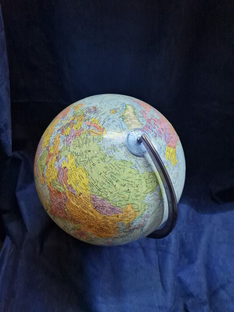 Fotografía de globo terráqueo con división política. Precio: $950 MXN Diámetro: 30 centímetros Altura total: 40 centímetros Escala: 1 a 41,849,600 Color: Celeste y colores varios. Material: Cuerpo: Cartón; Base y Meridiano: Plástico Idioma: Español Categoría: Nuevo