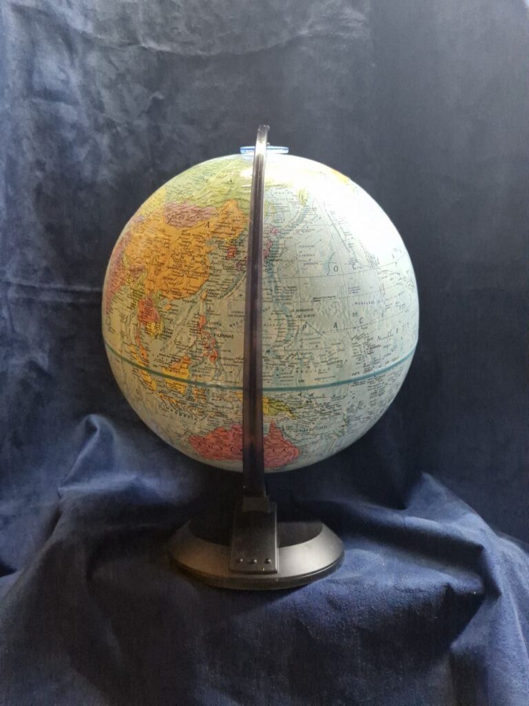 Fotografía de globo terráqueo con división política. Precio: $950 MXN Diámetro: 30 centímetros Altura total: 40 centímetros Escala: 1 a 41,849,600 Color: Celeste y colores varios. Material: Cuerpo: Cartón; Base y Meridiano: Plástico Idioma: Español Categoría: Nuevo